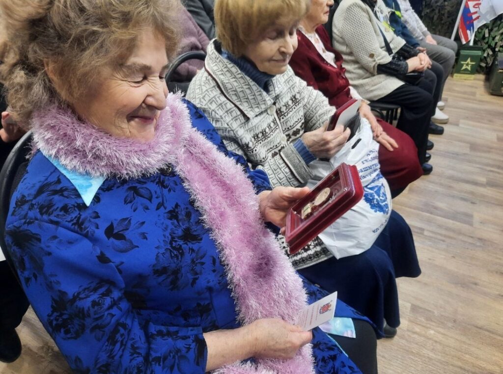 Ветеранам вручили почетные знаки “В честь 80-летия полного освобождения Ленинграда от фашистской блокады”