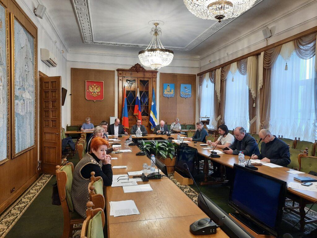 Члены комиссии по развитию городского хозяйства обсудили капитальный ремонт сетей в Костроме с подрядчиком