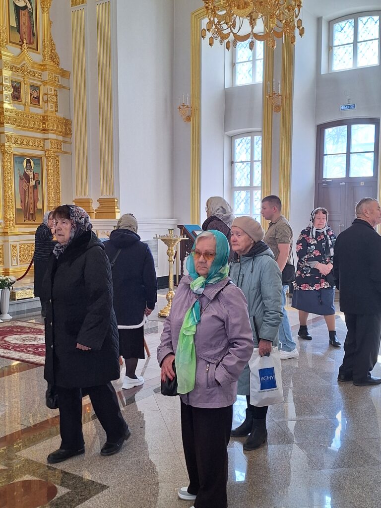 Мэр Костромы Юрий Журин организовал для родителей героев экскурсию в Успенский собор