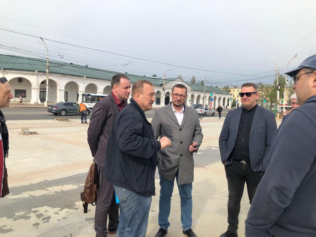 Депутаты обсудили ремонт Сусанинской площади в ходе контрольного рейда